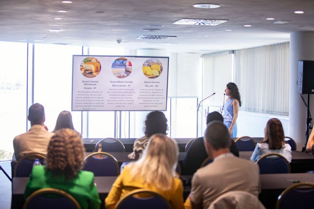 Foto de archivo de una investigadora presentando una comunicación en el Encuentro de AgroEnoturismo del 2025.