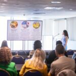 Foto de archivo de una investigadora presentando una comunicación en el Encuentro de AgroEnoturismo del 2025.