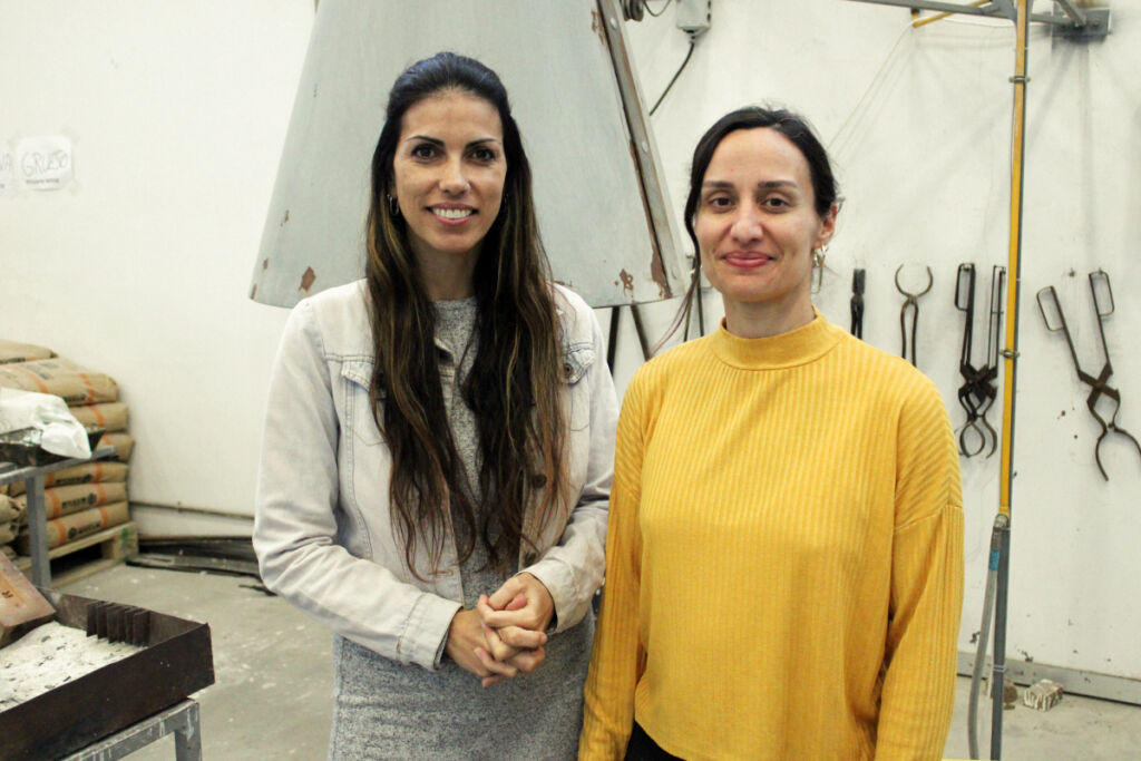 Itahisa Pérez Conesa y Dácil Ventura González, responsable y técnica, respectivamente, del Laboratorio de Creación Escultórica y Procesos Térmicos del SEGAI.