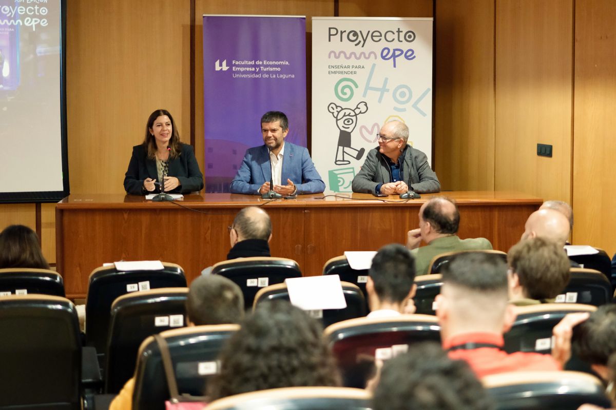 La consejera Isabel León, el rector Francisco García y el director de la fundación Julio Brito, presentaron esta nueva edición del programa Educar par a Emprender.