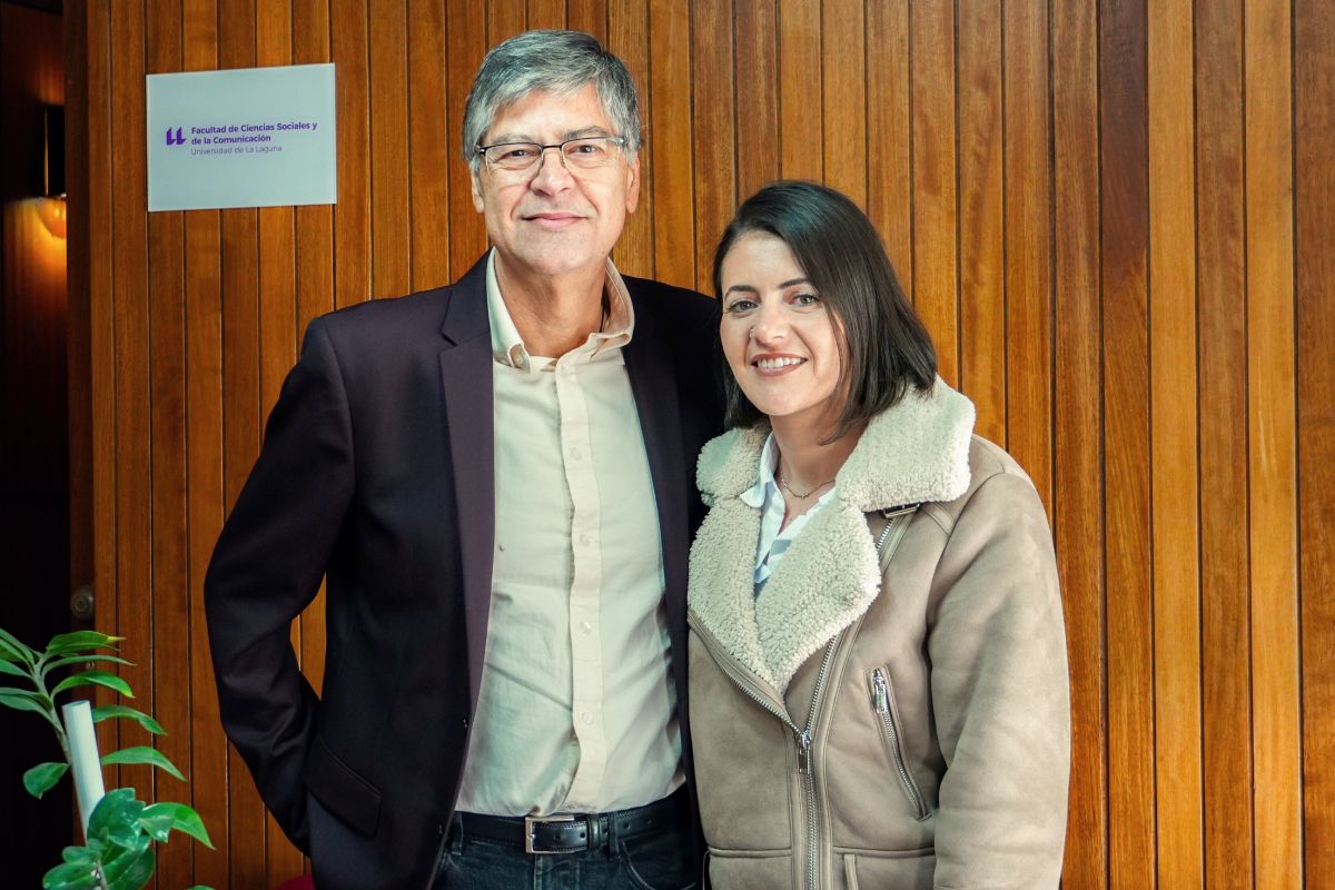 La nueva doctora, Regina de Fátima Castellano Díaz, con su director de tesis, Juan Carlos Martín Quintana,
