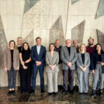 La delegación de la ULL, con el vicerrector de Investigación y Transferencia, Antonio Aparicio a la cabeza (en el centro, con chaqueta gris), posa junto a la consejera de Universidades, Ciencia e Innovación, Migdalia Machín.