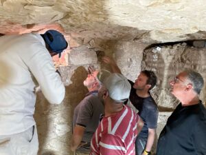 El equipo mirando qué puede haber detrás de una pared que disimula un vano. Fotografía_ Pdcn_J.M. Barrios Mufrege.