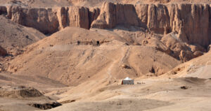 El wadi Hatasun con la tienda del equipo encima de la ladera sobre la que se construyó la TT 209. Fotografía_ Pdcn_M.Á. Molinero Polo.