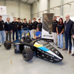 El consejero del Gobierno de Canarias (el tercero por la izquierda) posa con el alumnado responsable del equipo de Formula Student y el profesorado y equipo directivo de la Escuela Superior de Ingeniería y Tecnología.