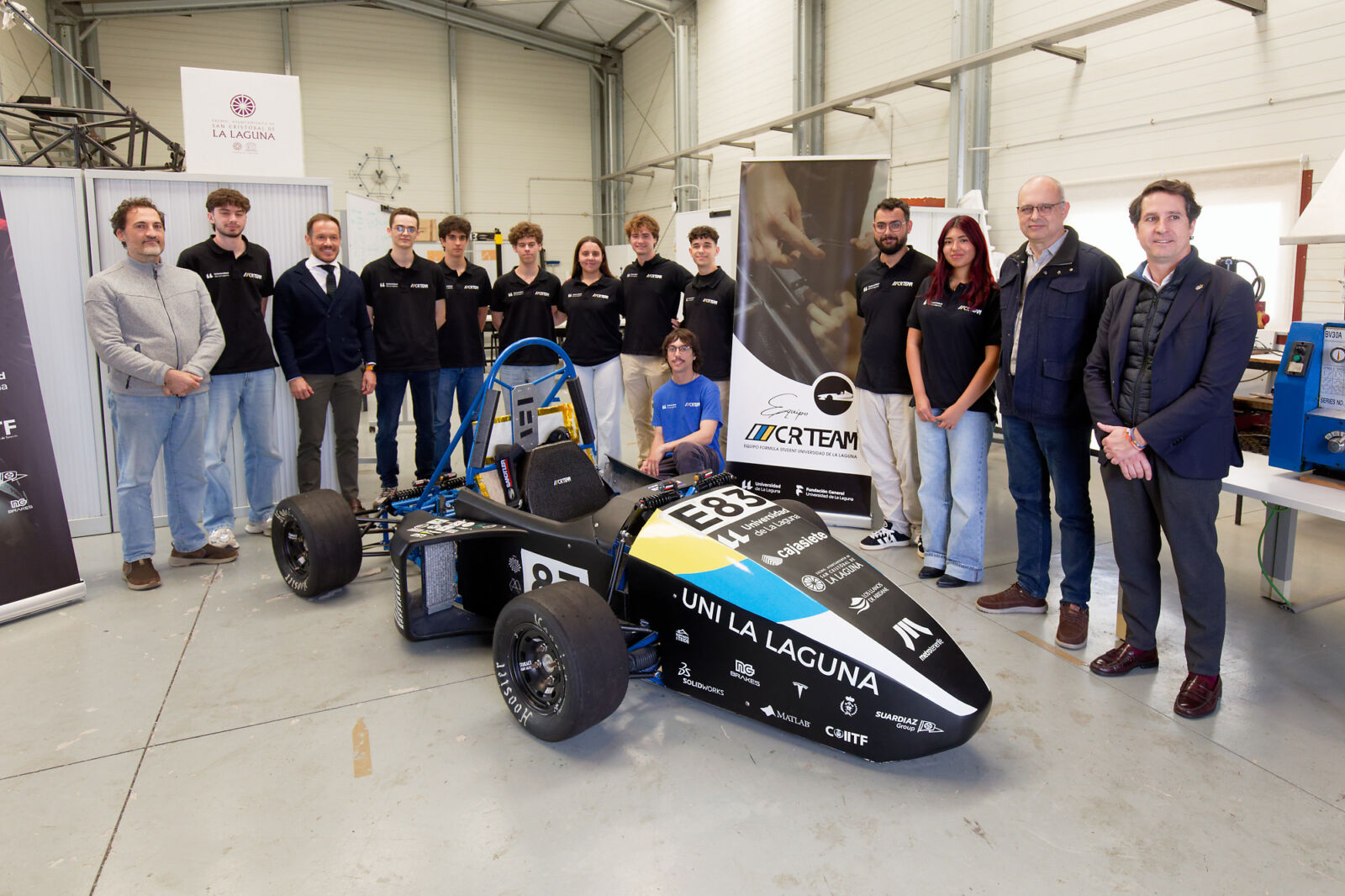 El consejero del Gobierno de Canarias (el tercero por la izquierda) posa con el alumnado responsable del equipo de Formula Student y el profesorado y equipo directivo de la Escuela Superior de Ingeniería y Tecnología.
