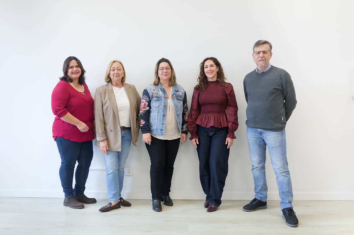 De izquierda a derecha: Karina Elvira Rodríguez, Milagros Laz, Norena Martín, Noelia Cruz y Ricardo Souto (Juan Carlos Santamarta no estaba disponible para la sesión de fotos.