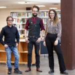 Jesús Sebastián Díaz Armas, Antonio Martín Piñero y Katya Vázquez Schröder, en la Biblioteca General y de Humanidades de la Universidad de La Laguna.