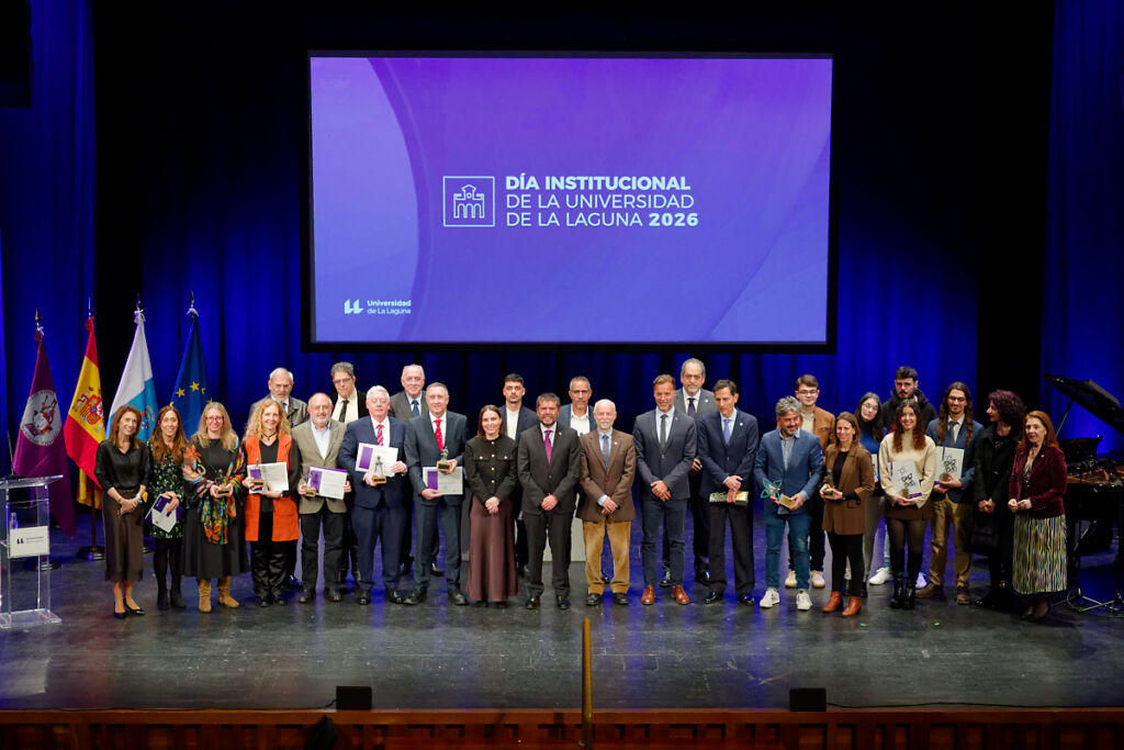 Foto de grupo de las personas premiadas y las autoridades académicas presentes en acto.