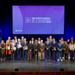 Foto de grupo de las personas premiadas y las autoridades académicas presentes en acto.