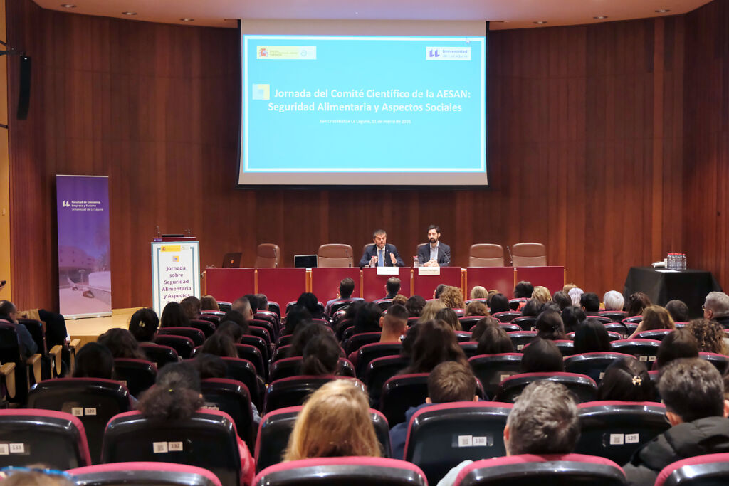 La jornada de AESAN se desarrolló en la Facultad de Economía, Empresa y Turismo.