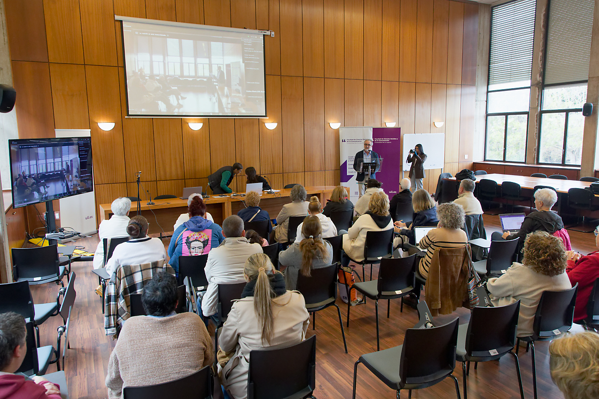 Imagen de la segunda jornada de este seminario sobre viviendasw amables para personas con discapacidad intelectual celebrado en las Facultad de Ciencias Sociales y de la Comunicación.