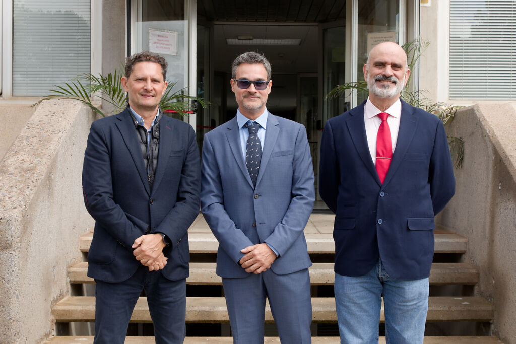 Víctor Manuel Romeo Jiménez, en el centro, posa con los directores de su tesis sobre suelos volcánicos, Miguel Ángel Mejías (i) y Jesús Notario (d).