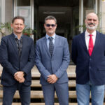 Víctor Manuel Romeo Jiménez, en el centro, posa con los directores de su tesis sobre suelos volcánicos, Miguel Ángel Mejías (i) y Jesús Notario (d).