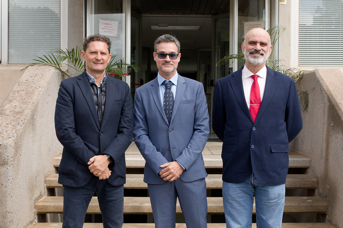 Víctor Manuel Romeo Jiménez, en el centro, posa con los directores de su tesis sobre suelos volcánicos, Miguel Ángel Mejías (i) y Jesús Notario (d).