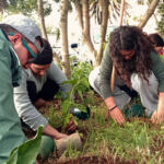 Alumando participante en esta acción de restauración ambiental desarrollado en el Jardín Canario del Campus Central.