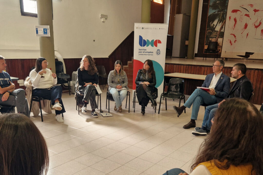 Imagen de la reunión de Barrios por el Empleo que contó con la presencia dle rector de la ULL, Francisco García.