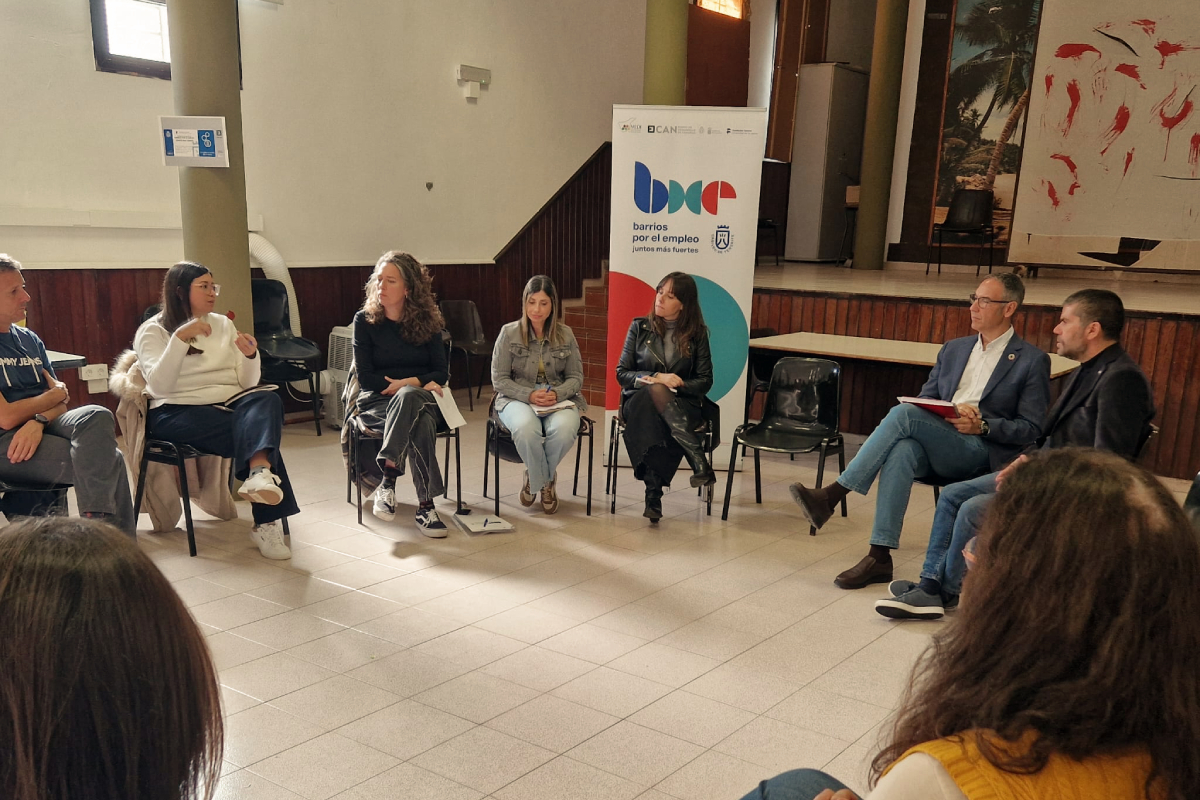 Imagen de la reunión de Barrios por el Empleo que contó con la presencia dle rector de la ULL, Francisco García.