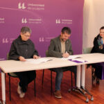 La donante, Antonia Saavedra, y el rector, Francisco García, firman el acta ante la mirada de la vicerrectora de Cultura y Extensión, Isabel León.