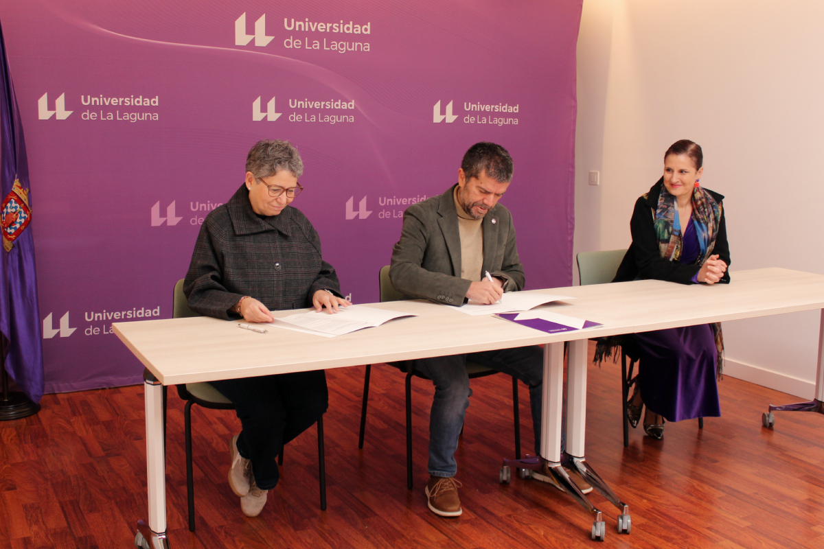 La donante, Antonia Saavedra, y el rector, Francisco García, firman el acta ante la mirada de la vicerrectora de Cultura y Extensión, Isabel León.