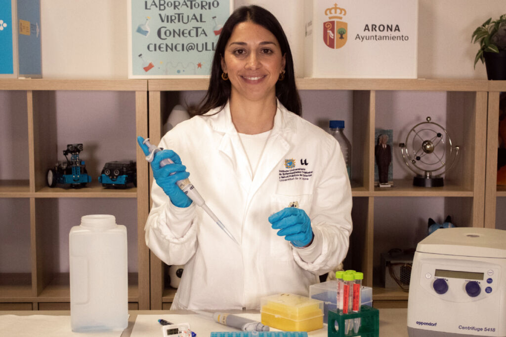 Natalia Martín Carrillo, investigadora del laboratorio de Faunística Parasitaria y Zoonosis del Instituto Universitario de Enfermedades Tropicales y Salud Pública de Canarias, que imparte el primer taller