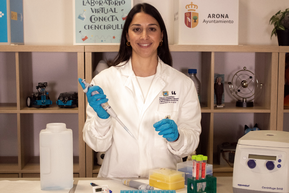 Natalia Martín Carrillo, investigadora del laboratorio de Faunística Parasitaria y Zoonosis del Instituto Universitario de Enfermedades Tropicales y Salud Pública de Canarias, que imparte el primer taller