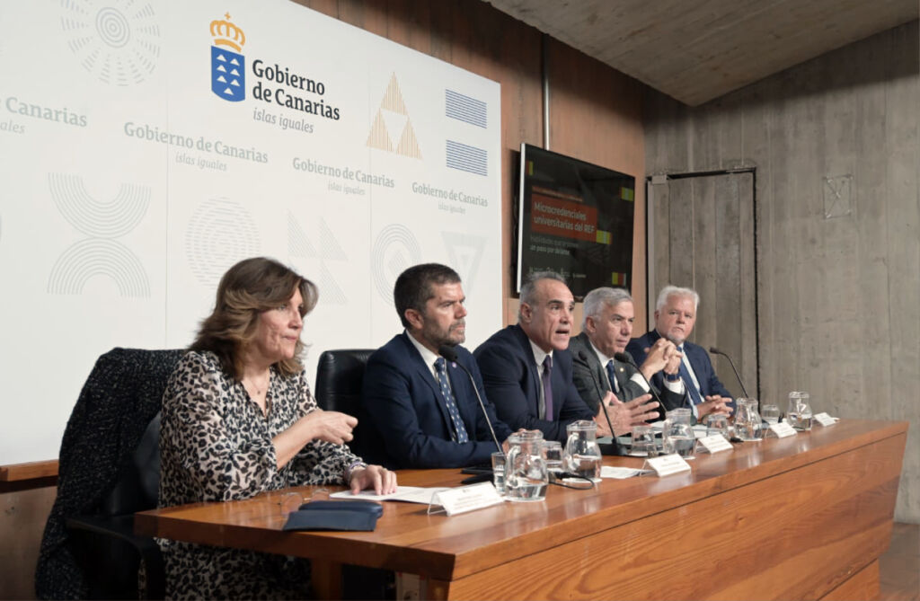 La profesora de la ULL Rocío Peña; el rector de la ULL, Francisco García; el comisionado del REF, José Ramón Barrera; el rector de la ULPGC, Lluís Serra; y el profesor de la ULPGC Andrés Dorta.