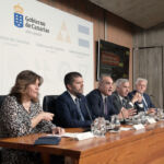 La profesora de la ULL Rocío Peña; el rector de la ULL, Francisco García; el comisionado del REF, José Ramón Barrera; el rector de la ULPGC, Lluís Serra; y el profesor de la ULPGC Andrés Dorta.