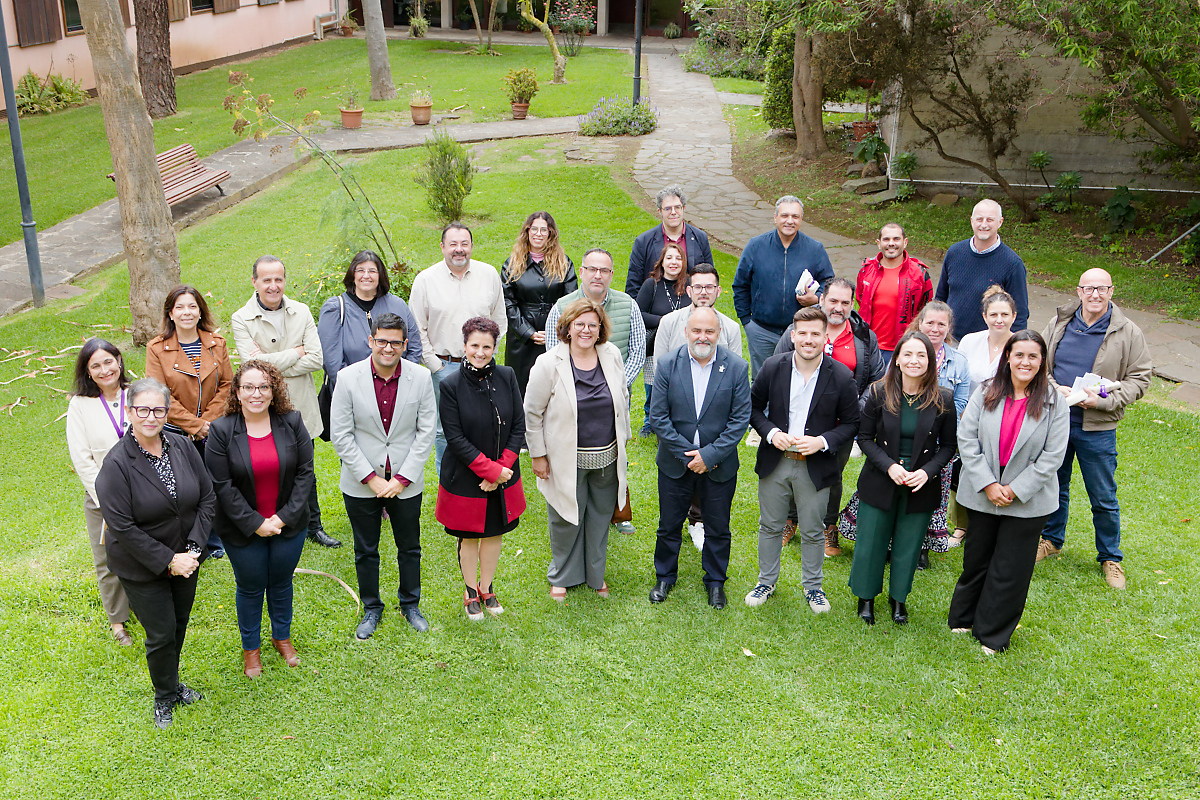 Las autoridades, personal técnico y docentes que participaron en esta presentación de los cursos municipales celebrada en la sede universitaria de la calle Viana 50 de La Laguna.