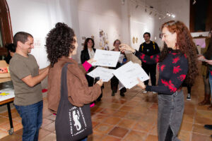 Noemí Peña entrega sus certificados al alumnado participante. 