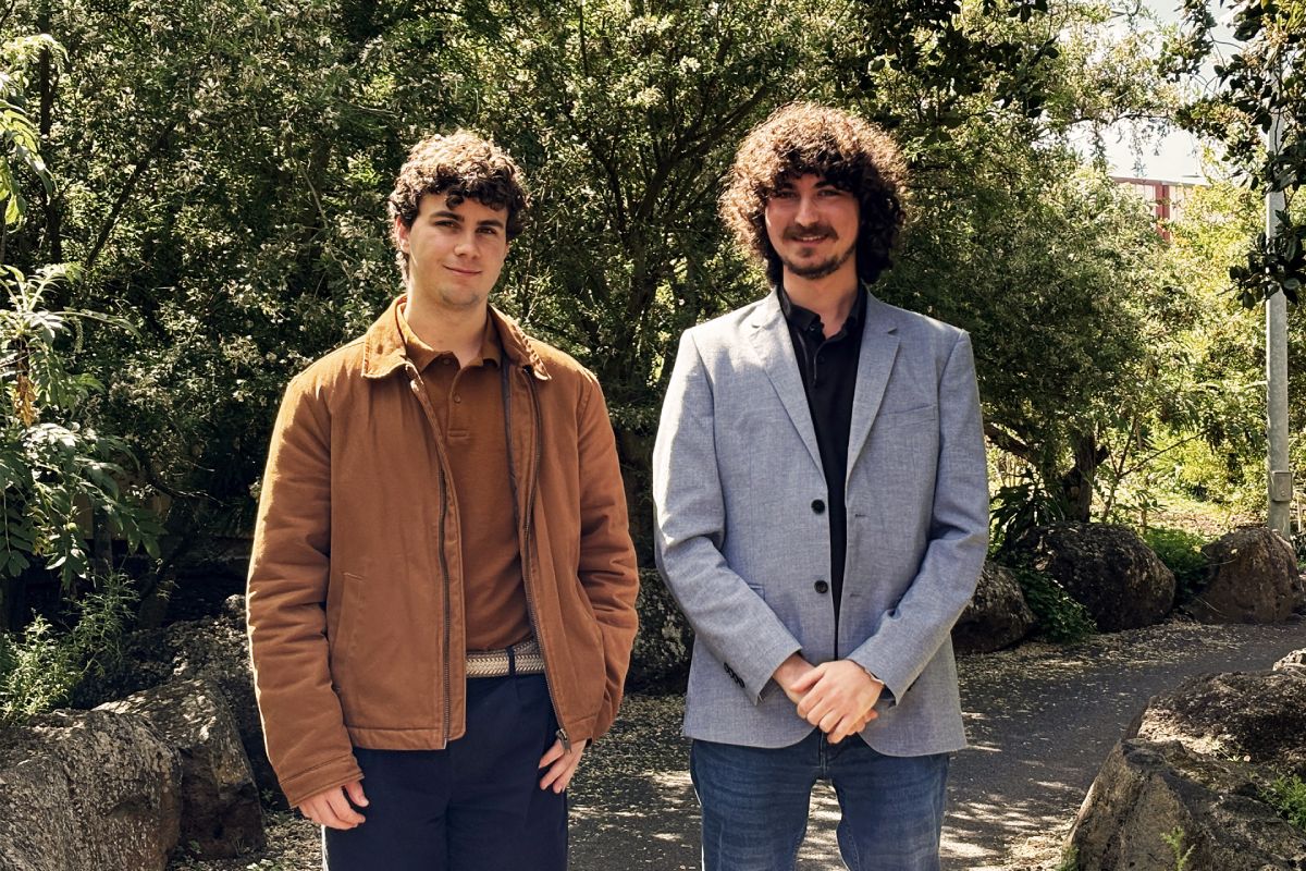 Los investigadores Jorge García y Daniel Escánez Expósito, dos de los coautores de este artículo sobre computación cuántica.