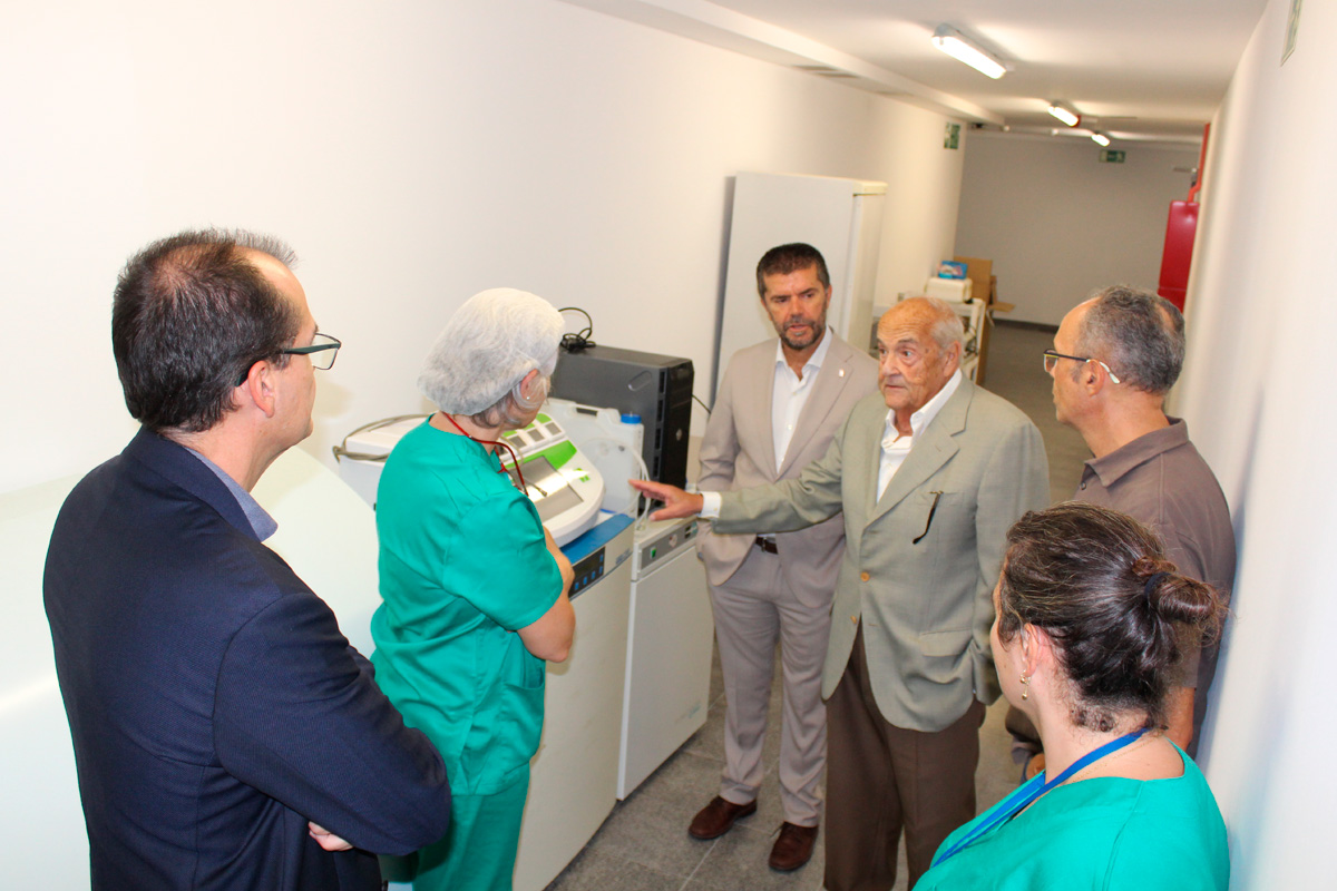 Jose Carlos Alberto y el rector de la ULL durante la visita realizada el pasado noviembre al ITB y el Estabulario, para comprobar la ubicación del material donado.