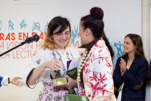 Alexis Erbez recibe el primer premio de manos de la vicerrectora.