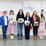 De izquierda a derecha, la directora de secretariado Isabel Castells; la gestora cultural Beatriz Martin; la ganadora Alexis Erbez; las accésit Amalia Pérez, Eva Damas, Andrea Chinea, la vicerrector de Cultura y Extensión Universitaria, Isabel León; y la directora dle Servicio de Biblioteca, Soledad Jacobe.