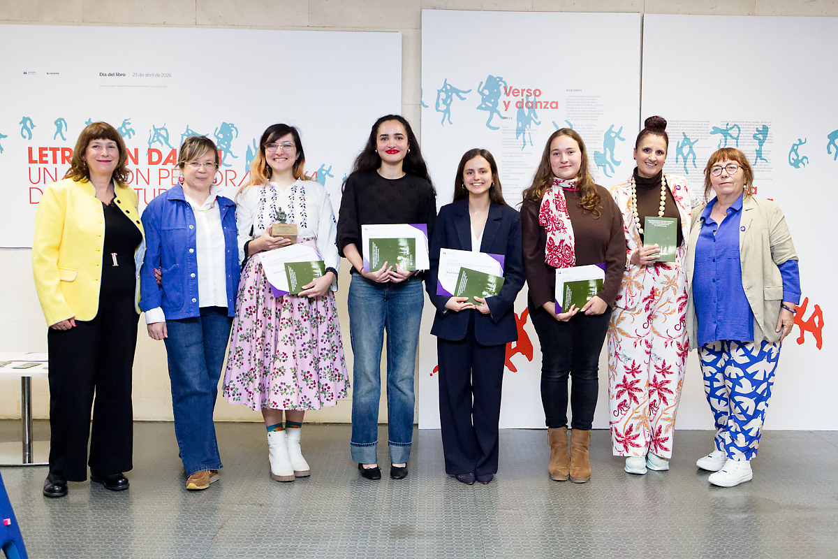 De izquierda a derecha, la directora de secretariado Isabel Castells; la gestora cultural Beatriz Martin; la ganadora Alexis Erbez; las accésit Amalia Pérez, Eva Damas, Andrea Chinea, la vicerrector de Cultura y Extensión Universitaria, Isabel León; y la directora dle Servicio de Biblioteca, Soledad Jacobe.