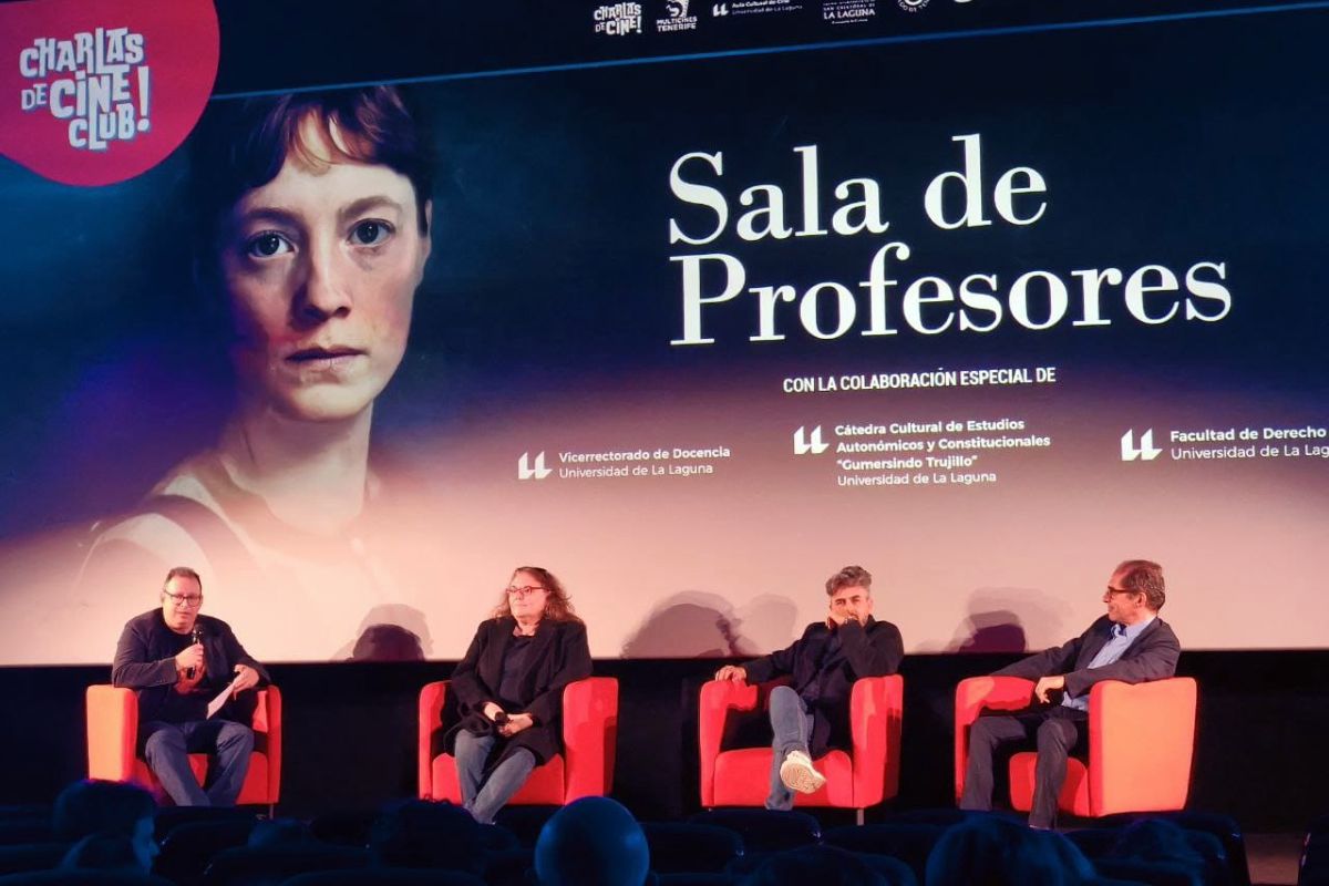 Imagen de una de las sesiones del ciclo de cine jurídico con presencia de la decana de la Facultad de Derecho, Dulce Cairós, como ponente.