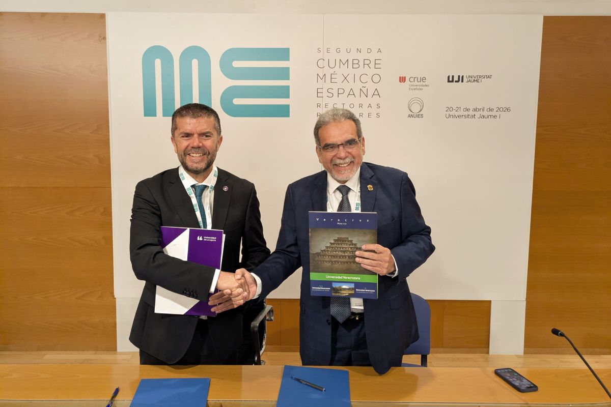 El rector de la ULL, Francisco García, y el de la Universidad Veracruzana, Martín Gerardo Aguilar, tras la firma de los acuerdos científicos entre ambas instituciones.