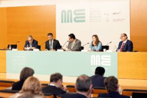 Mesa redonda sobre gobernanza universitaria y alianzas estratégicas.