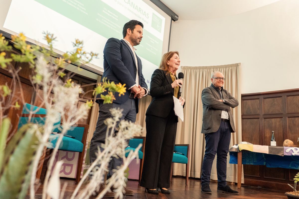 El viceconsejero del Sector Primario del Gobierno de Canarias, Eduardo García; la vicerrectora de Infraestructura y Sostenibilidad, Marta Domínguez; y el director-gerente de la Fundación General de la ULL, Julio Brito, durante la inauguración del DemoDay de RuralLab.
