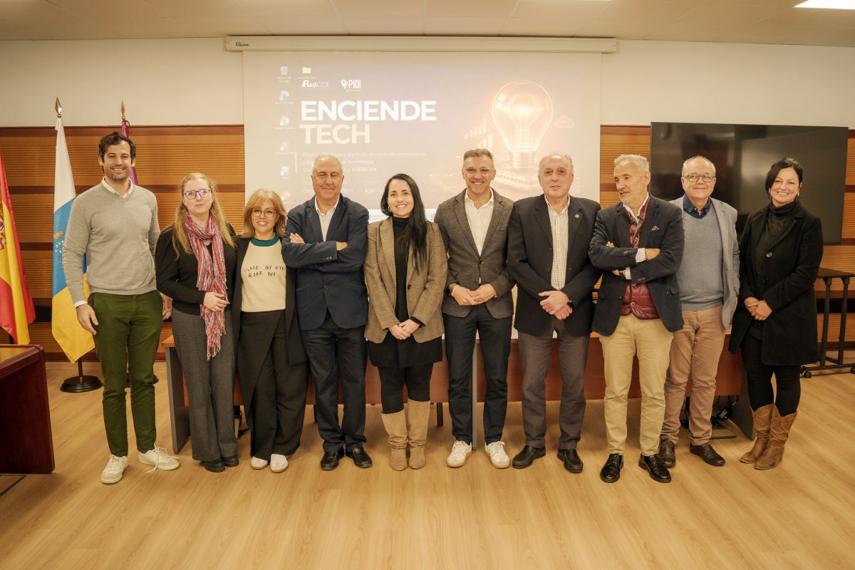 Foto de familia de las persoas participantes en el foro Enciende Tech.