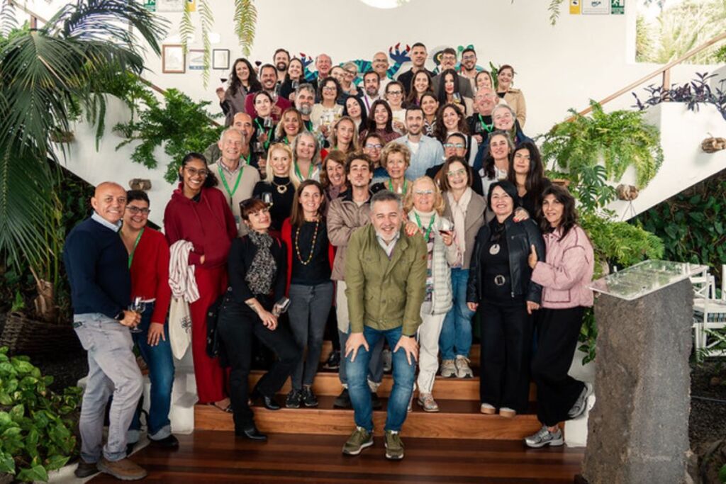 Foto de grupo de las personas participantes en este encuentro en torno al enogastroturismo celebrado en El Hierro.