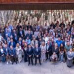 Foto de familia de todas las autoridades y asistentes a este acto de aniversario.