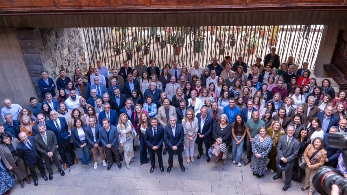 Foto de familia de todas las autoridades y asistentes a este acto de aniversario.