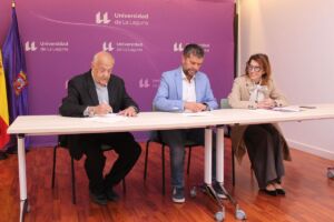 Momento de la firma de la donación el 6 de abril de 2026.