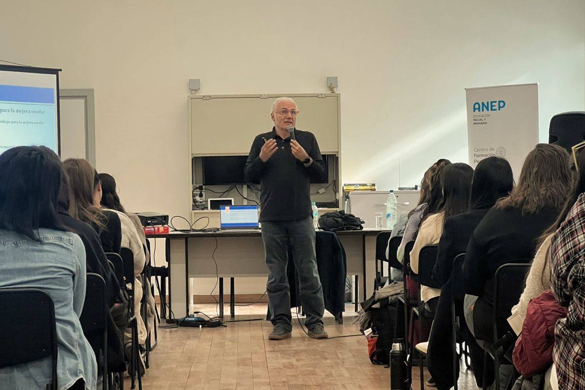 El catedrático Juan E. Jiménez durante una de las intervenciones que ha realizado recientemente en Sudamérica.