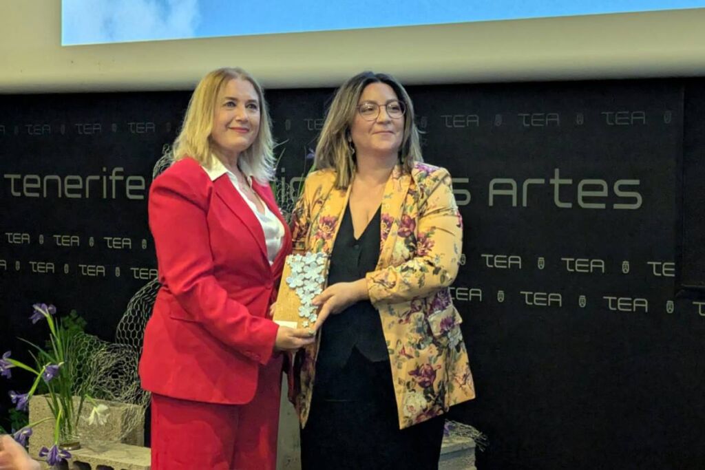 Norena Martín (d) recibe el premio de manos de la directora del Instituto Canario de Vivienda, Pino de León.