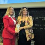 Norena Martín (d) recibe el premio de manos de la directora del Instituto Canario de Vivienda, Pino de León.