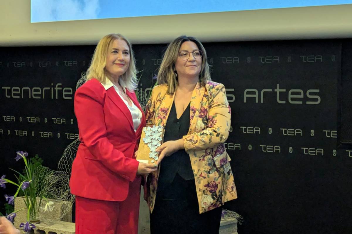 Norena Martín (d) recibe el premio de manos de la directora del Instituto Canario de Vivienda, Pino de León.
