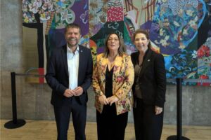 El rector, Francisco García; Norena Martín y la vicerrectora, Marta Domínguez. 