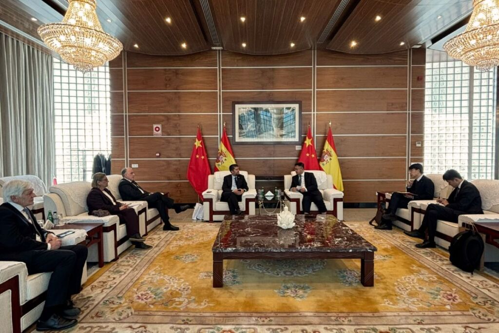 Imagen de la reunión celebrada en la sede de la embajada china en Madrid.